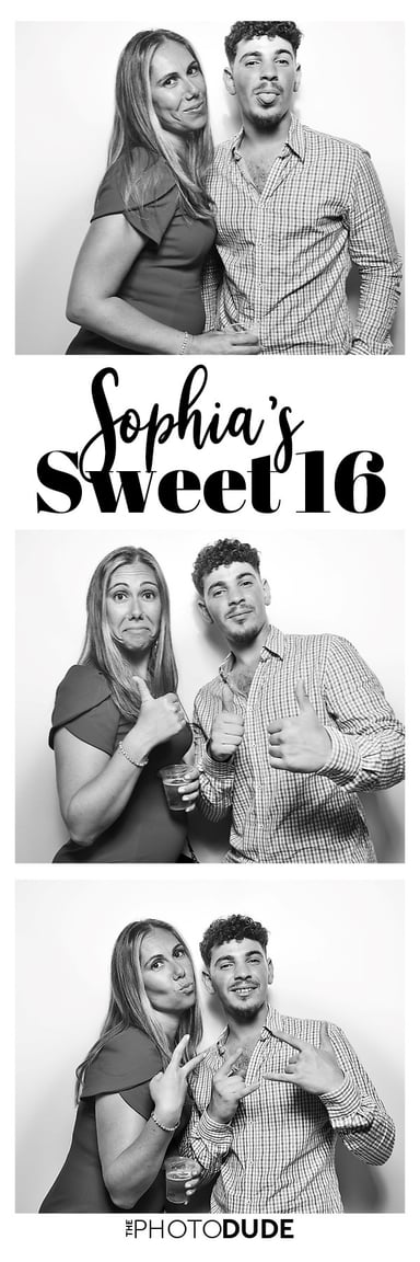 Gasten maken grappige pose in zwart-wit fotobooth op sweet sixteen feest