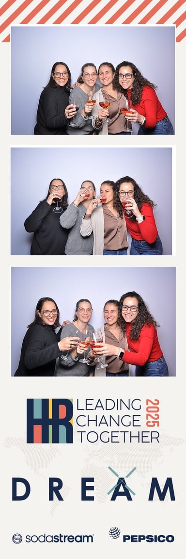 Collega's proosten in fotobooth tijdens bedrijfsevenement