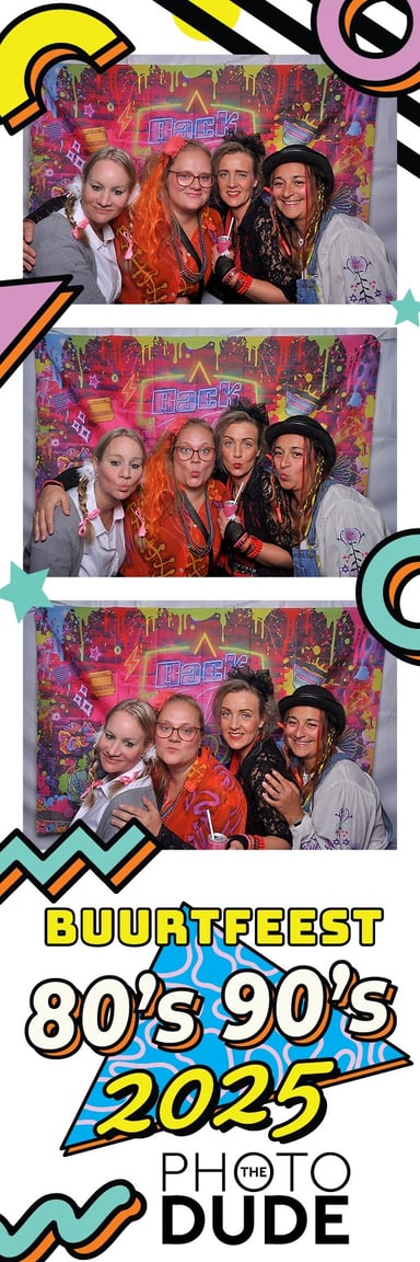Gasten in fotobooth op jaren 80 en 90 buurtfeest
