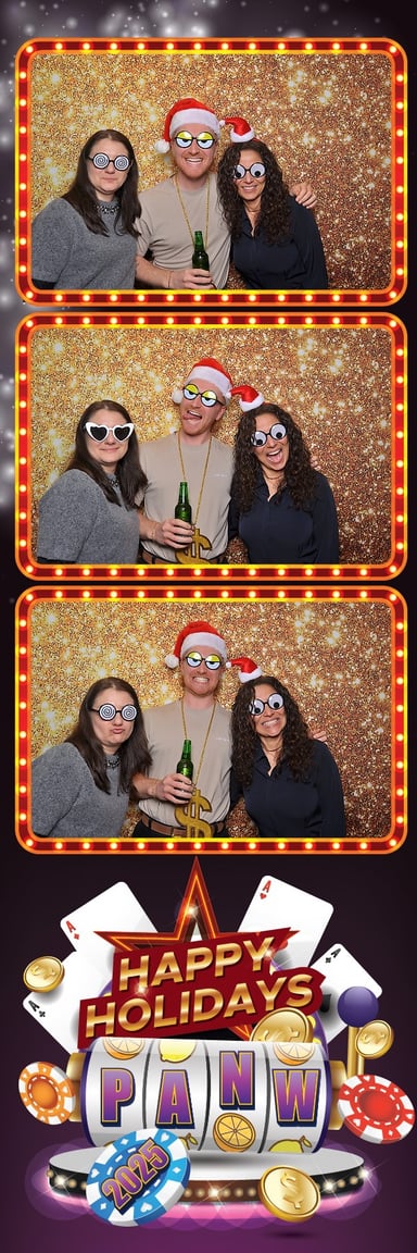 Gasten met kerstmuts en feestbrillen in fotobooth tijdens kerstborrel