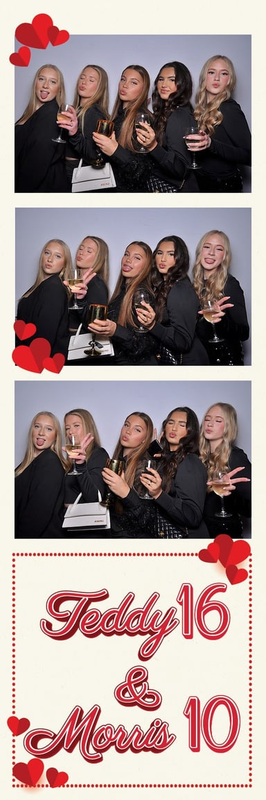 Vriendinnengroep poseert met wijnglazen in fotobooth op verjaardagsfeest