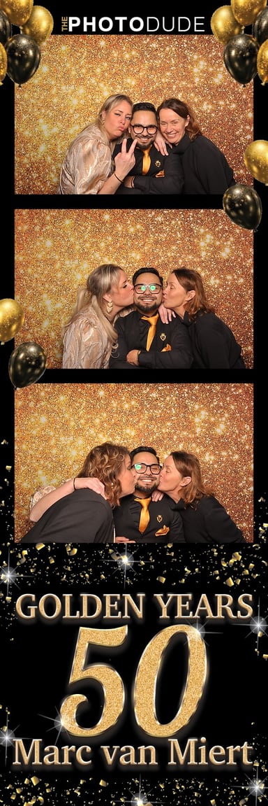 Gasten kussen jarige in fotobooth op 50e verjaardagsfeest
